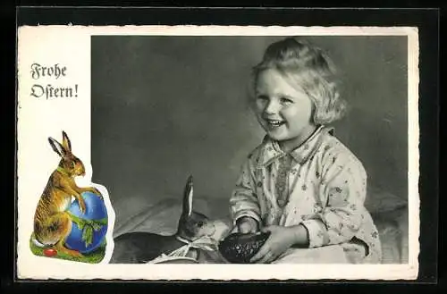 AK Lachendes Kind mit einem Spielzeug-Osterhasen