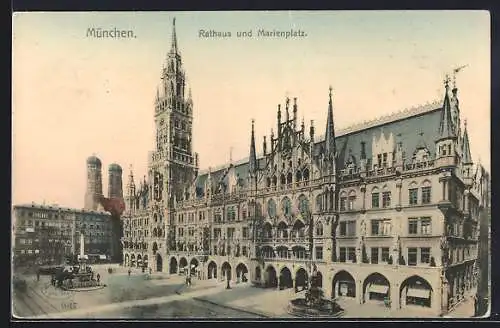 AK München, Marienplatz mit Rathaus und Mariensäule