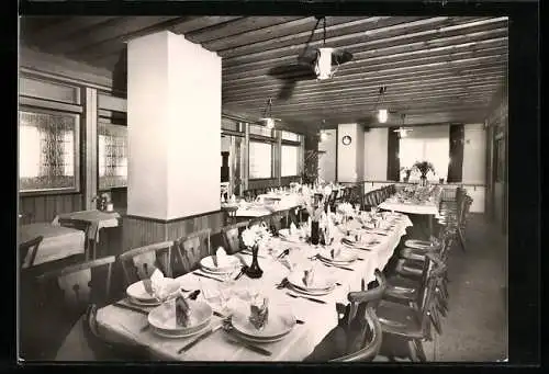 AK Neuhausen / Königsfeld, Gasthaus Kreuz H. Schlenker, Saal