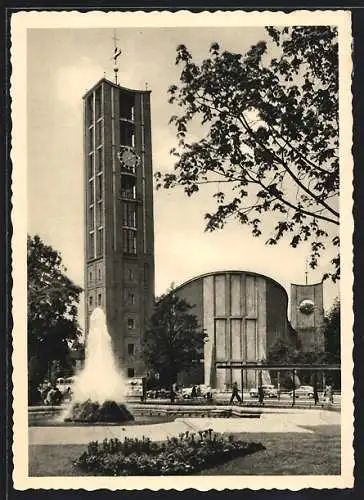 AK München, Neue Matthäuskirche mit Brunnen