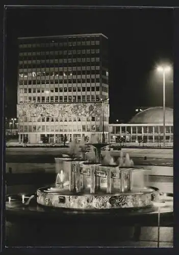 AK Berlin, Haus des Lehrers mit Brunnen vom Alexanderplatz bei Nacht