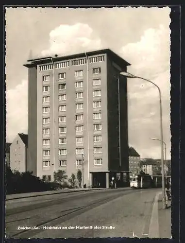 AK Zwickau /Sa., Hochhaus an der Marienthaler Strasse mit Strassenbahn