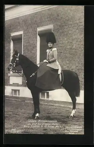 AK Kronprinzessin Cecilie als Chef des Dragoner-Regiments König Friedrich III. (II. Schles. No. 8) mit Paradebusch