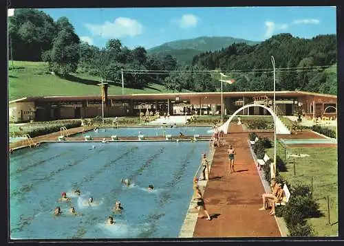 AK Kandern /Südl. Schwarzwald, Belebte Szene aus dem Schwimmbad