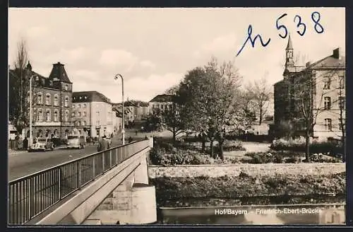 AK Hof /Bay., Friedrich-Ebert-Brücke mit Strasse und Anlagen