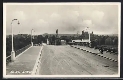 AK Hof / Bayern, Kinder auf der Jahnbrücke, Blick zum Ort