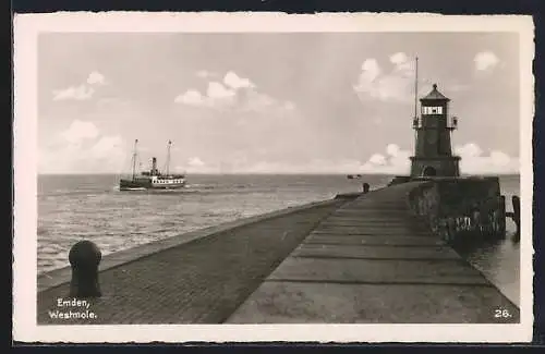 AK Emden / Ostfriesland, Westmole mit Dampfer und Leuchtturm