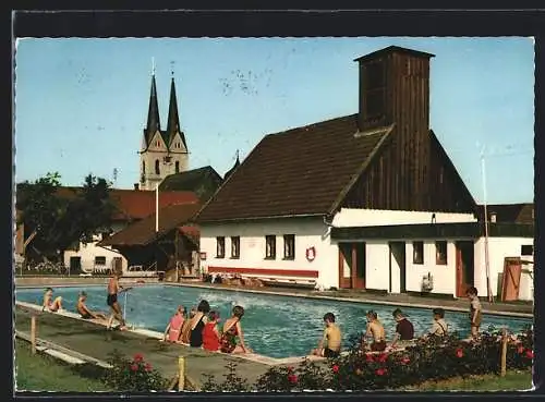 AK Tuntenhausen /Obb., Schwimmbad mit Kirche im Hintergrund