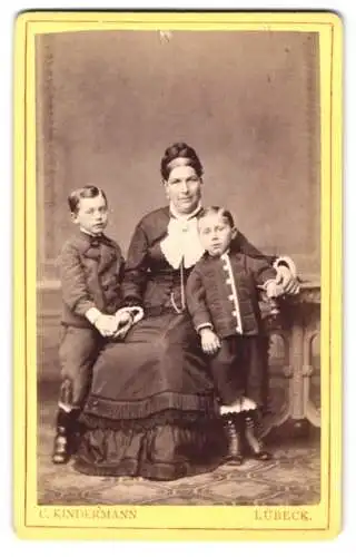 Fotografie C. Kindermann, Lübeck, Breite Strasse 788, Eine Dame mit zwei Jungen