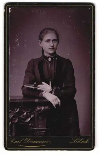 Fotografie Carl Drümmer, Lübeck, Breitestrasse No 24, Porträt einer Dame mit Buch