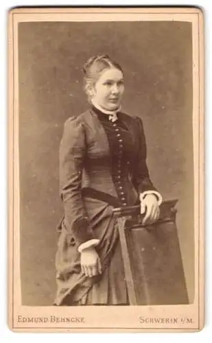 Fotografie Edmund Behncke, Schwerin, Wismarsche Strasse 26, Stehende Frau mit elegantem Kleid