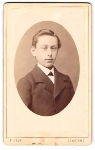 Fotografie F. Halm, Constanz, Rosgartenstr. 20, Porträt eines jungen Mannes.