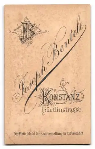 Fotografie Joseph Bentele, Konstanz, Hütlinstrasse, junger Mann in dunklem Anzug
