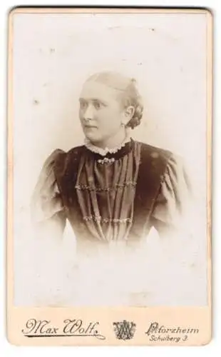 Fotografie Max Wolf, Pforzheim, Schulberg 3, Portrait einer Frau in eleganter Kleidung