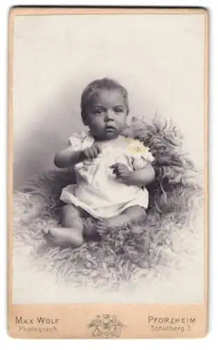 Fotografie Max Wolf, Pforzheim, Schulberg 3, Sitzendes Baby auf einem flauschigen Untergrund