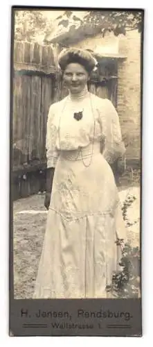 Fotografie H. Jensen, Rendsburg, Wallstrasse 1, elegante Dame im weissen Kleid