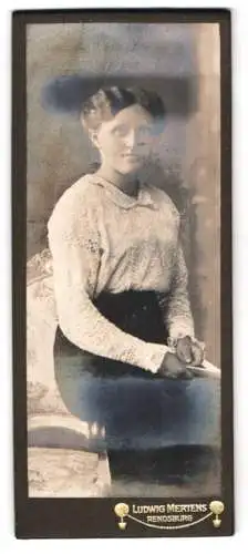 Fotografie Ludwig Mertens, Rendsburg, Am Gymnasium, Porträt einer jungen Frau auf einem Stuhl sitzend