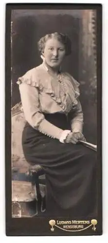 Fotografie Ludwig Mertens, Rendsburg, Am Gymnasium, Portrait einer sitzenden Dame