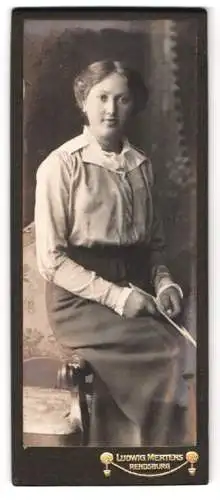 Fotografie Ludwig Mertens, Rendsburg, Am Gymnasium, Porträt einer sitzenden jungen Frau