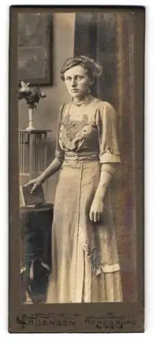 Fotografie H. Jensen, Rendsburg, Wallstrasse 1, Frau in elegantem Kleid neben einem Tisch