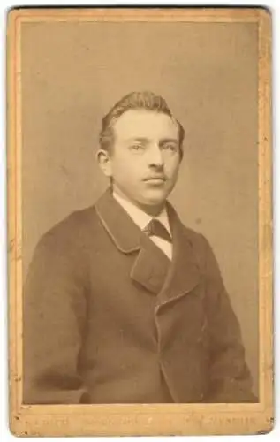 Fotografie N.A. Dietz, München, Sendlingerthorplatz 6, Porträt eines jungen Mannes