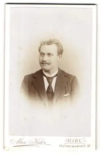 Fotografie Max Kühn, Kiel, Holtenauerstr. 31, Portrait eines eleganten Mannes