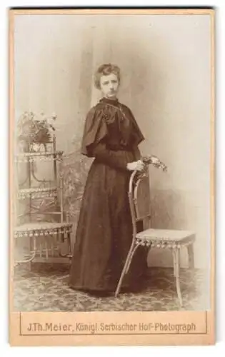 Fotografie J.Th. Meier, Eger, Frau in eleganter Pose mit Stuhl