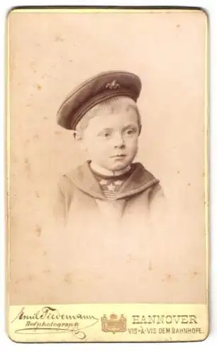 Fotografie Emil Tiedemann, Hannover, Ernst-August-Platz 6, Porträt eines Jungen in Matrosenkleidung