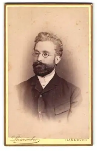 Fotografie G.W. Leineweber, Hannover, Georgstrasse 16, Porträt eines Mannes mit Brille und Vollbart