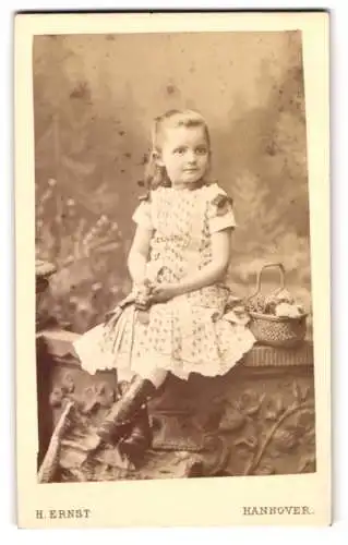 Fotografie Hermann Ernst, Hannover, Angerstrasse 13a, Kleines Mädchen mit Blumenkorb