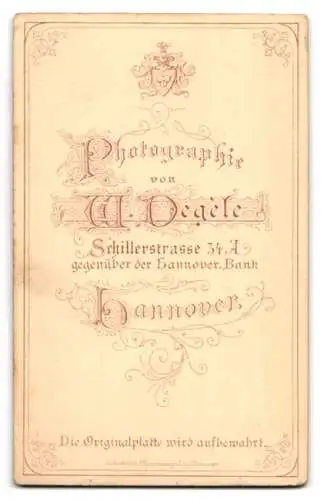 Fotografie W. Degèle, Hannover, Schillerstrasse 34, Frau mit zwei Jungen