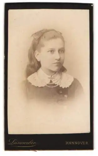 Fotografie G.W. Leineweber, Hannover, Georgstrasse 11, Porträt eines jungen Mädchens mit Spitzenkragen und Haarband