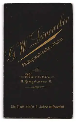 Fotografie G.W. Leineweber, Hannover, Georgstrasse 11, Porträt eines jungen Mädchens mit Spitzenkragen und Haarband