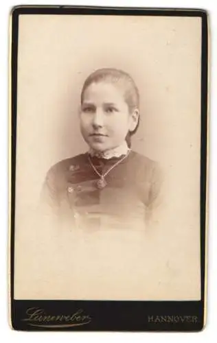 Fotografie G.W. Leineweber, Hannover, Georgstrasse 11, Porträt einer jungen Frau