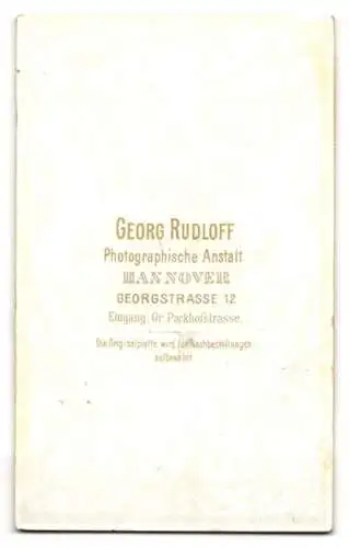 Fotografie Georg Rudloff, Hannover, Georgstrasse 12, Porträt einer Frau in edler Kleidung