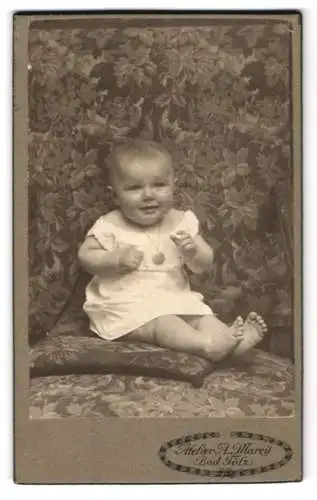 Fotografie A. Marey, Bad Tölz, Königsdorferstrasse 8, Sitzendes Baby mit Medaillon