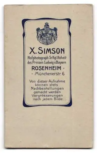 Fotografie X. Simson, Rosenheim, Münchenerstrasse 6, Frau in eleganter Pose neben einem Tisch