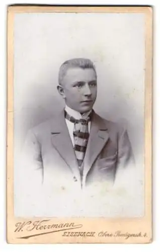 Fotografie W. Herrmann, Eisenach, Obere Predigerstr. 4, Porträt eines jungen Mannes in Anzug