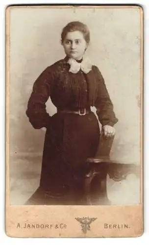 Fotografie A. Jandorf & Co, Berlin, Grosse Frankfurterstr. 113, Portrait einer stehenden Frau mit elegantem Kleid.