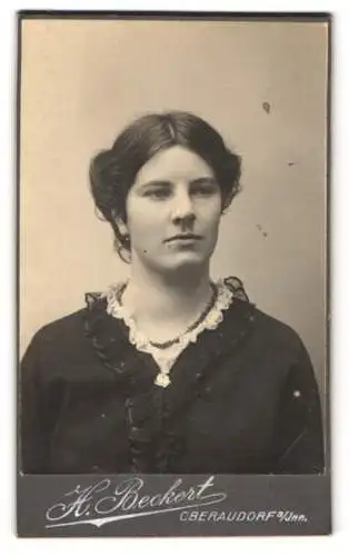 Fotografie Hans Beckert, Oberaudorf a. Inn, Junge Frau mit elegantem Kleid und Kette