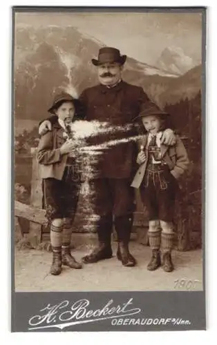 Fotografie Hans Beckert, Oberaudorf a. Inn, Mann mit zwei Kindern in traditioneller Tracht