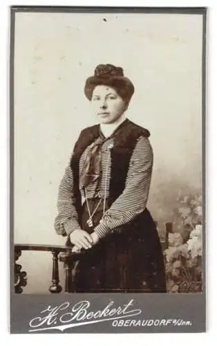 Fotografie H. Beckert, Oberaudorf a. Inn, Porträt einer Dame in gestreifter Bluse