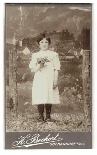 Fotografie Hans Beckert, Oberaudorf a/Inn., Kleines Mädchen in hellem Kleid mit Blumenstrauss