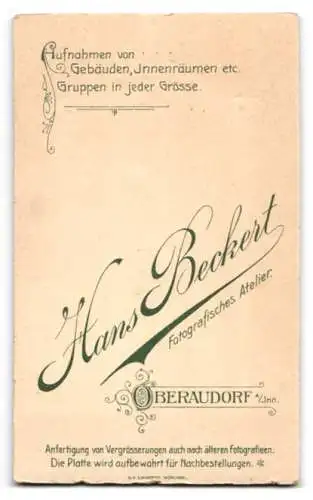 Fotografie Hans Beckert, Oberaudorf a/Inn., Kleines Mädchen in hellem Kleid mit Blumenstrauss