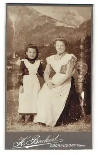 Fotografie Hans Beckert, Oberaudorf a. Inn, Zwei Frauen vor Alpenlandschaft