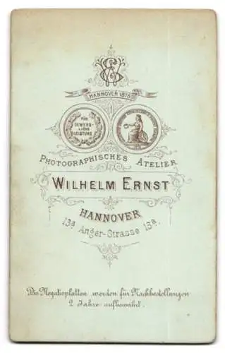 Fotografie Wilhelm Ernst, Hannover, Anger-Strasse 13A, Porträt einer elegant gekleideten Dame