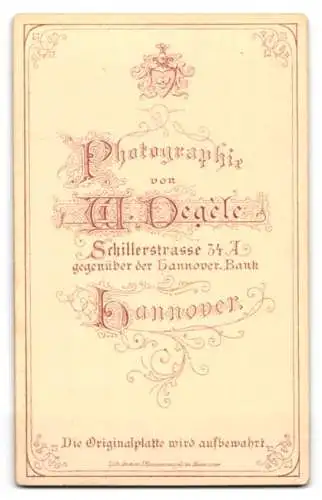 Fotografie W. Degèle, Hannover, Schillerstrasse 34a, Portrait eines eleganten Herrn mit Schnurrbart