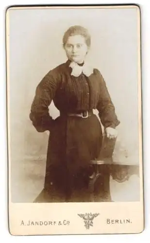 Fotografie A. Jandorf & Co., Berlin, Grosse Frankfurterstr. 113, Portrait einer Dame im dunklen Kleid