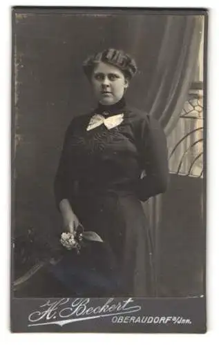 Fotografie H. Beckert, Oberaudorf a/Inn., Portrait einer jungen Dame mit Blumenstrauss