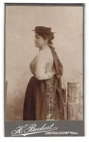 Fotografie H. Beckert, Oberaudorf a/Inn., Frau in traditioneller Kleidung